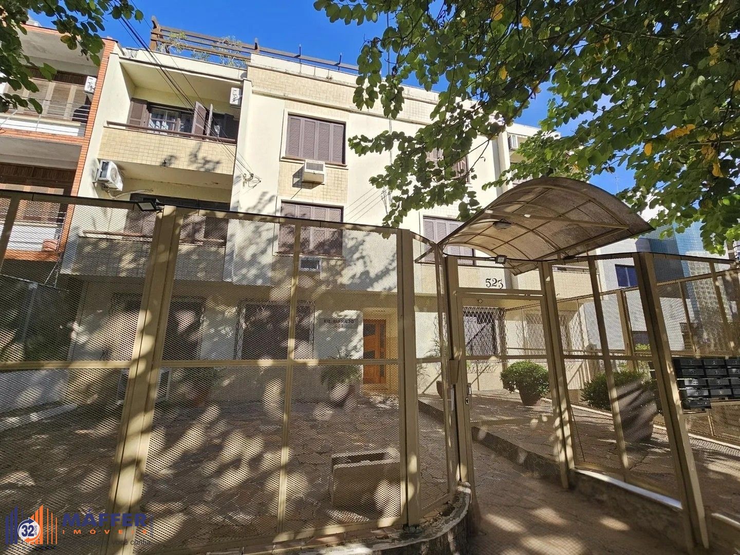 Apartamento de 02 quartos  semimobiliado no Bairro Petropólis