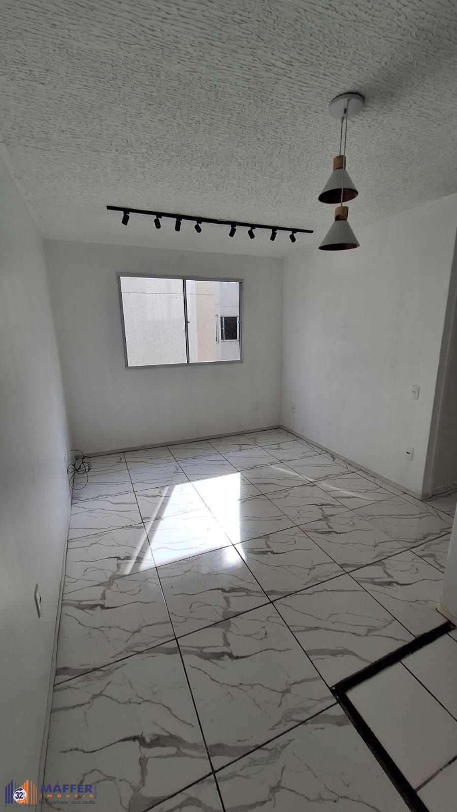 Apartamento semimobiliado com 2 quartos, vaga e reformado, no bairro Rubem Berta