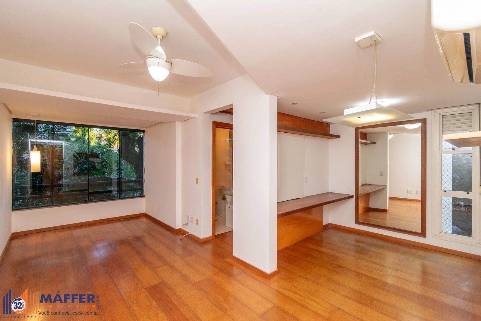 Apartamento Semimobiliado de 2 Dormitórios com Suíte no Boa Vista