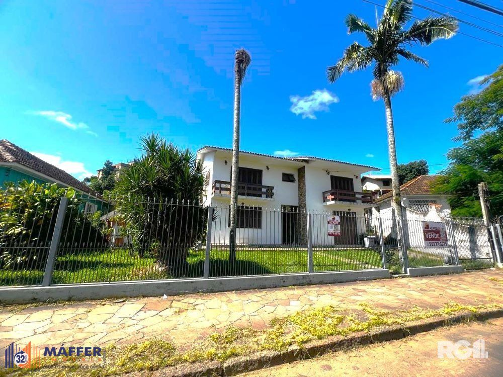 Casa com 351,60m2 de área construída em propriedade de 743m2 no Bairro Jardim Carvalho.