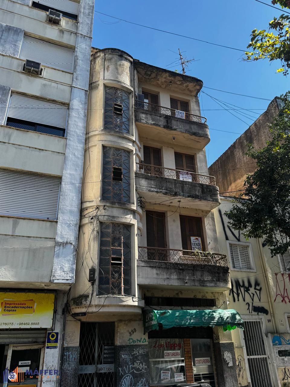 Predio com 4 unidades sendo 3 apartamentos e um lojão térreo super amplo, com pátio.