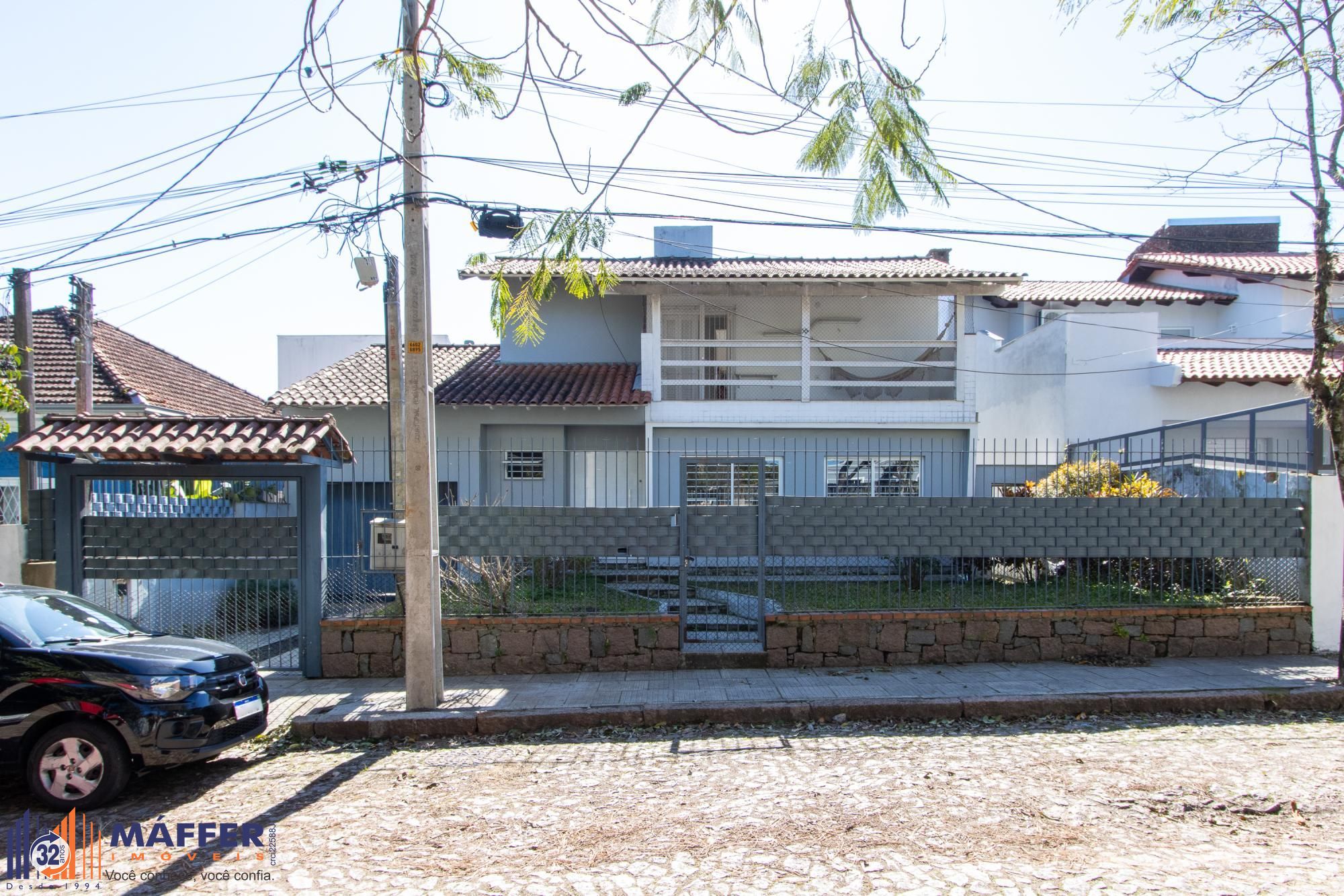 Casa 3 Dormitórios no Bairro Tristeza com 2 Vagas de Garagem