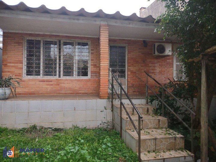 Casa de 2 quartos, com edícula, próximo a Av. Wenceslau Escobar