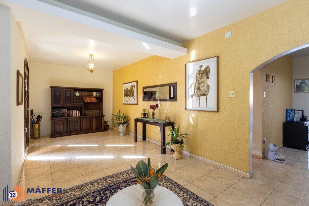 Sobrado com 345m² privativos, 3 suites, 2 vagas, churrasqueira. pátio com piscina - Bairro Cristal