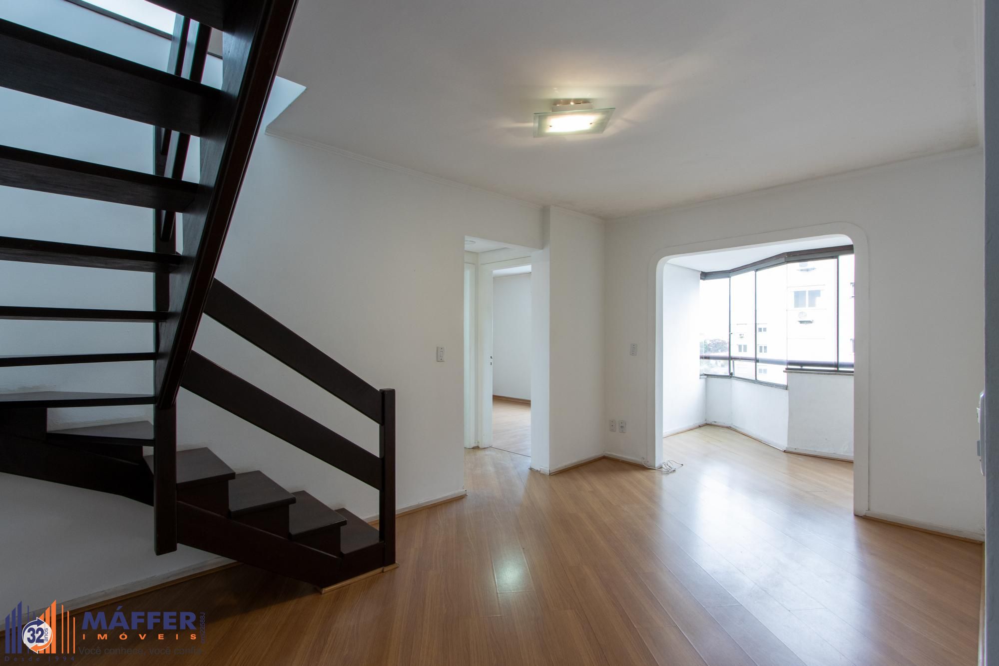 Cobertura com 137m², no Bairro Cristal, de 2 dormitórios, sento uma suíte, ampla sacada, churrasqueira, vista panorâmica, vaga coberta.