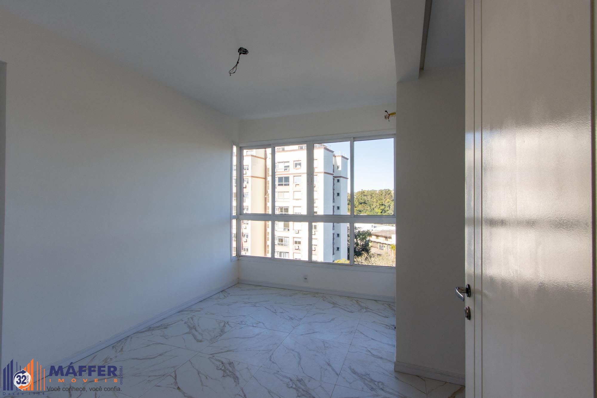 Apto com 3 dormitórios suíte e box coberto ( nunca habitado e reformado )