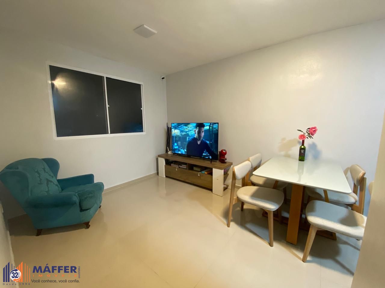 Apartamento de 2 dormitórios, 1 banheiro e 1 vaga.