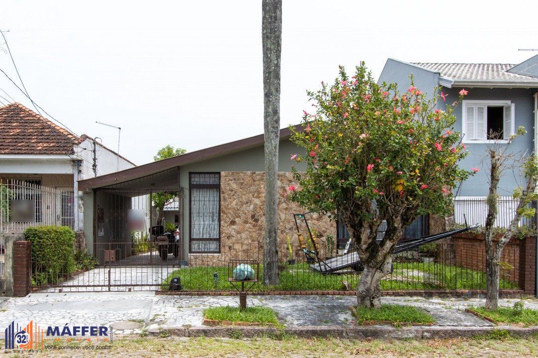 Casa térrea, 3 quartos, 2 banheiros, com pátio no Bairro Cavalhada