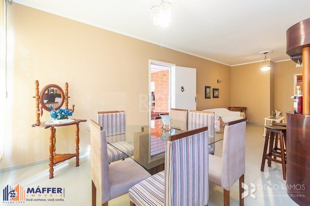 Casa térrea à venda, com 2 suites, 3 banheiros, edicula, pátio, 2 vagas - Bairro Medianeira