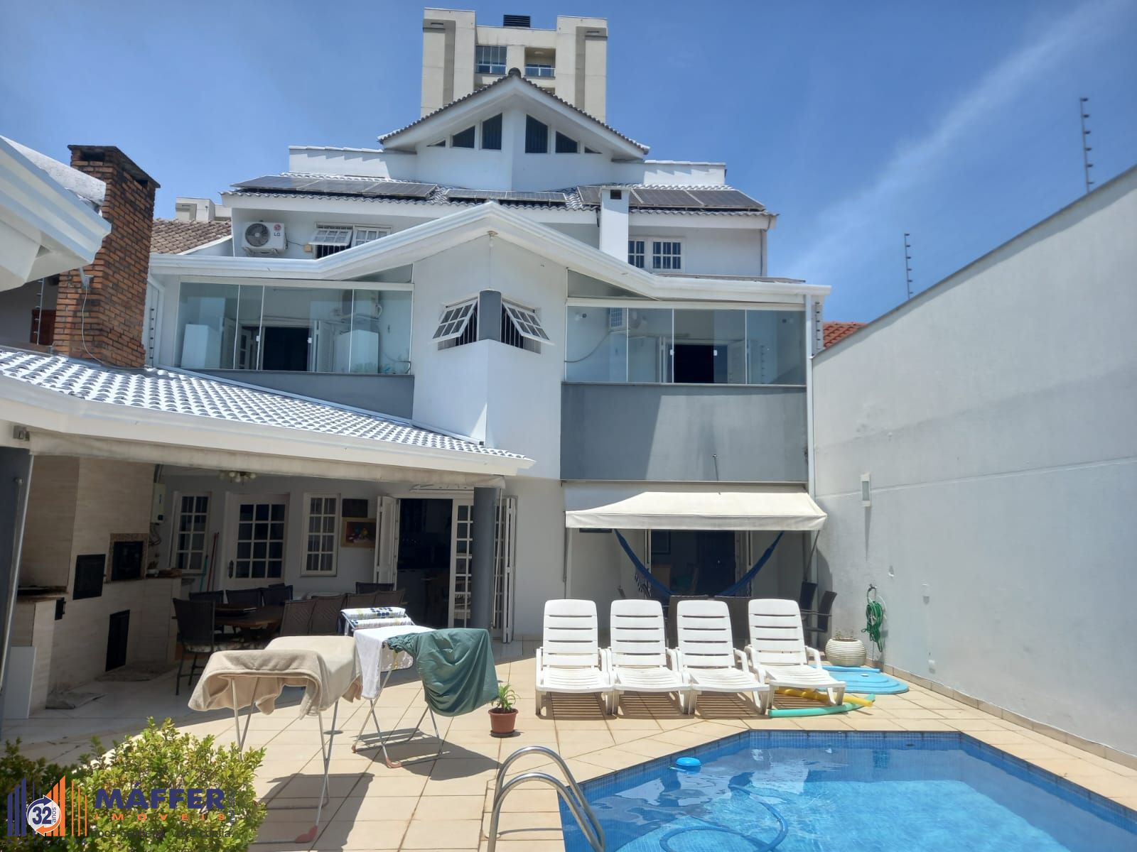 Vende-se sobrado com 5 quartos (3 suítes), 428m² e 3 vagas – Alto Petrópolis