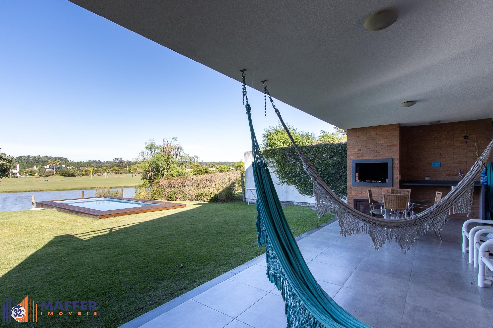 Casa no Condominio Terra Ville.  3 suites, com fundo para o lago.