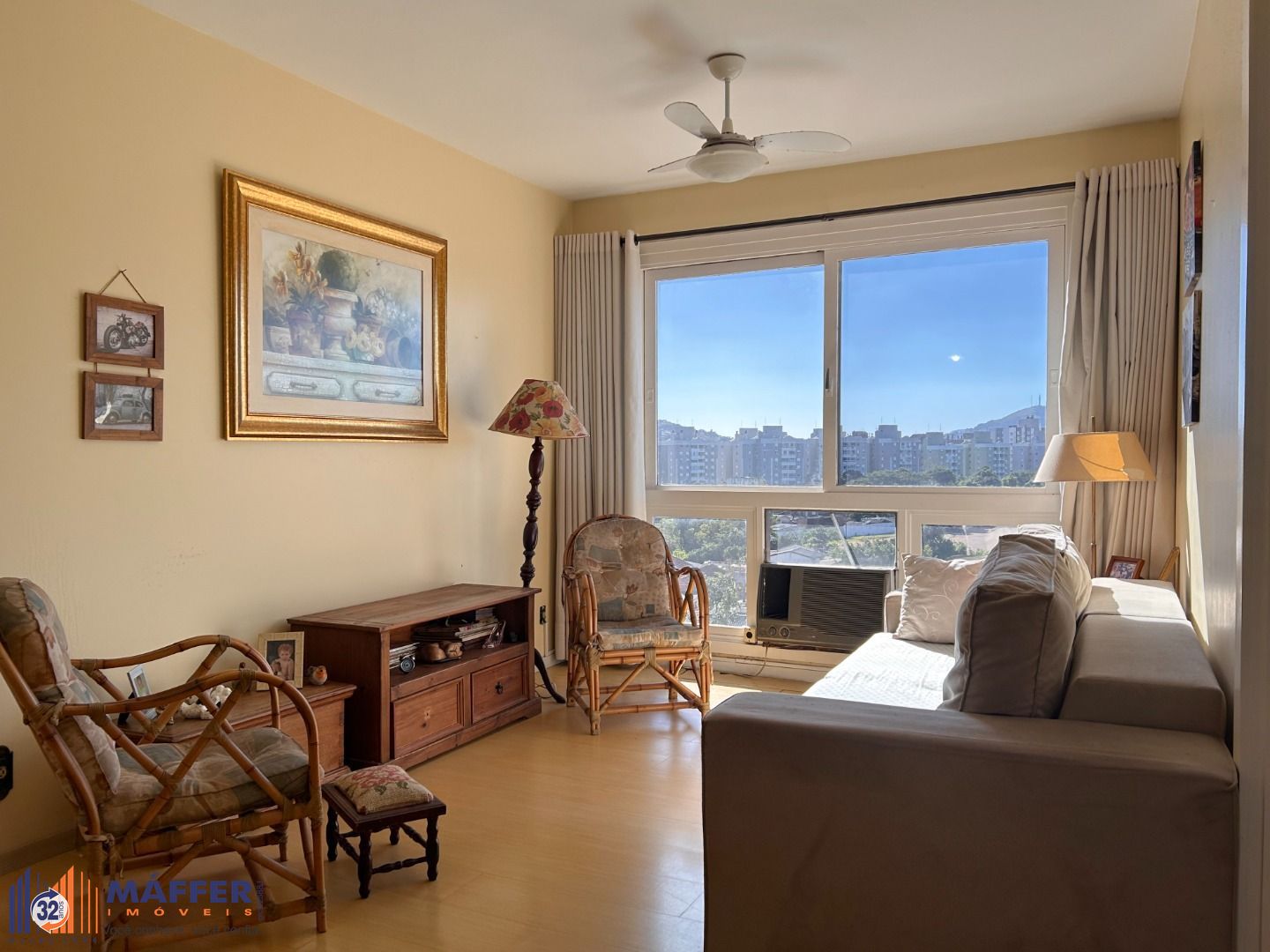 Lindo apartamento semi-mobiliado, 2 quartos, sacada e 1 vaga escriturada - Bairro Camaquã