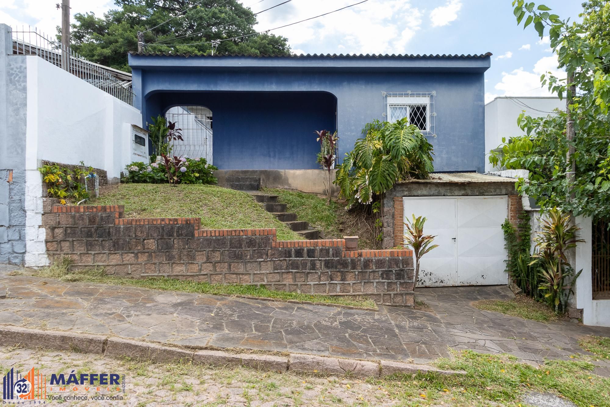 Terreno com 2 casas, 4 quartos, 1 suite - Bairro Cavalhada