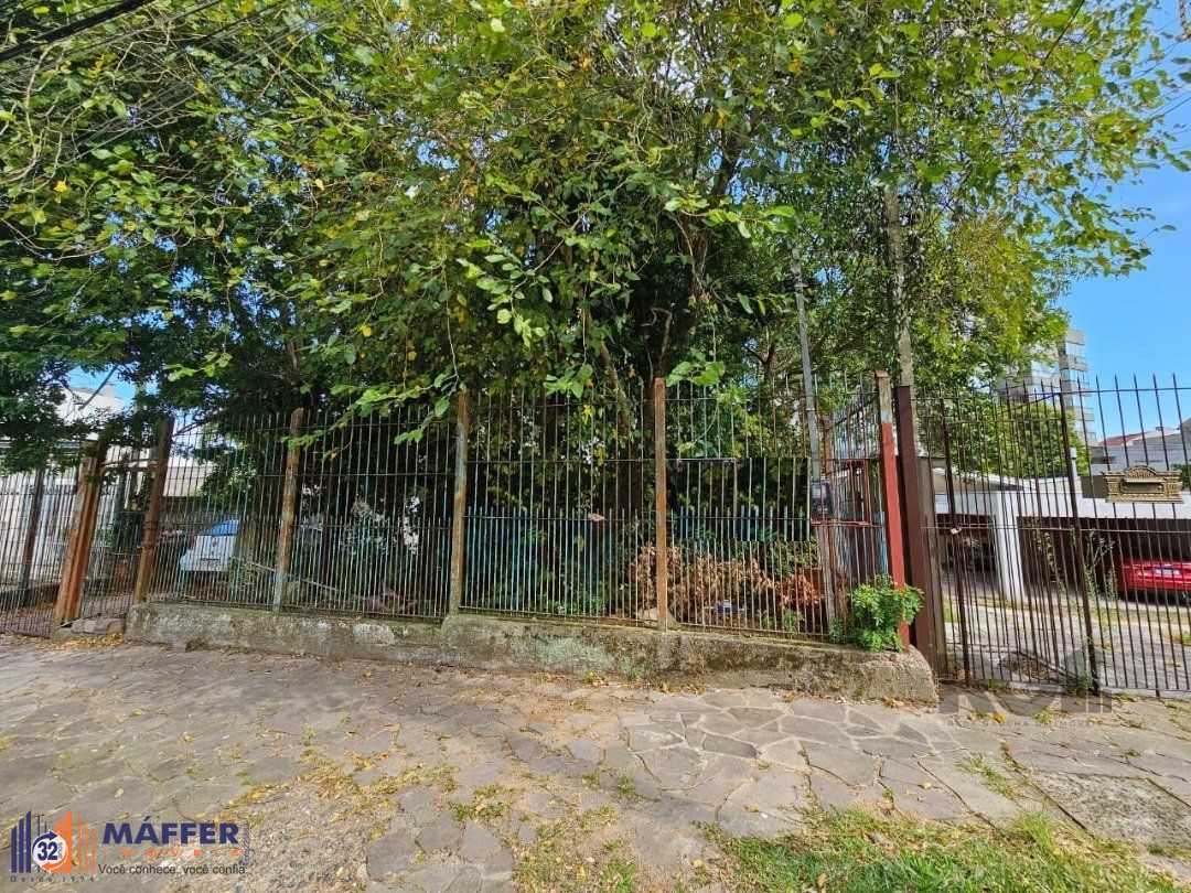 Terreno plano de 426 m², localizado na Rua Padre João Batista Reus,