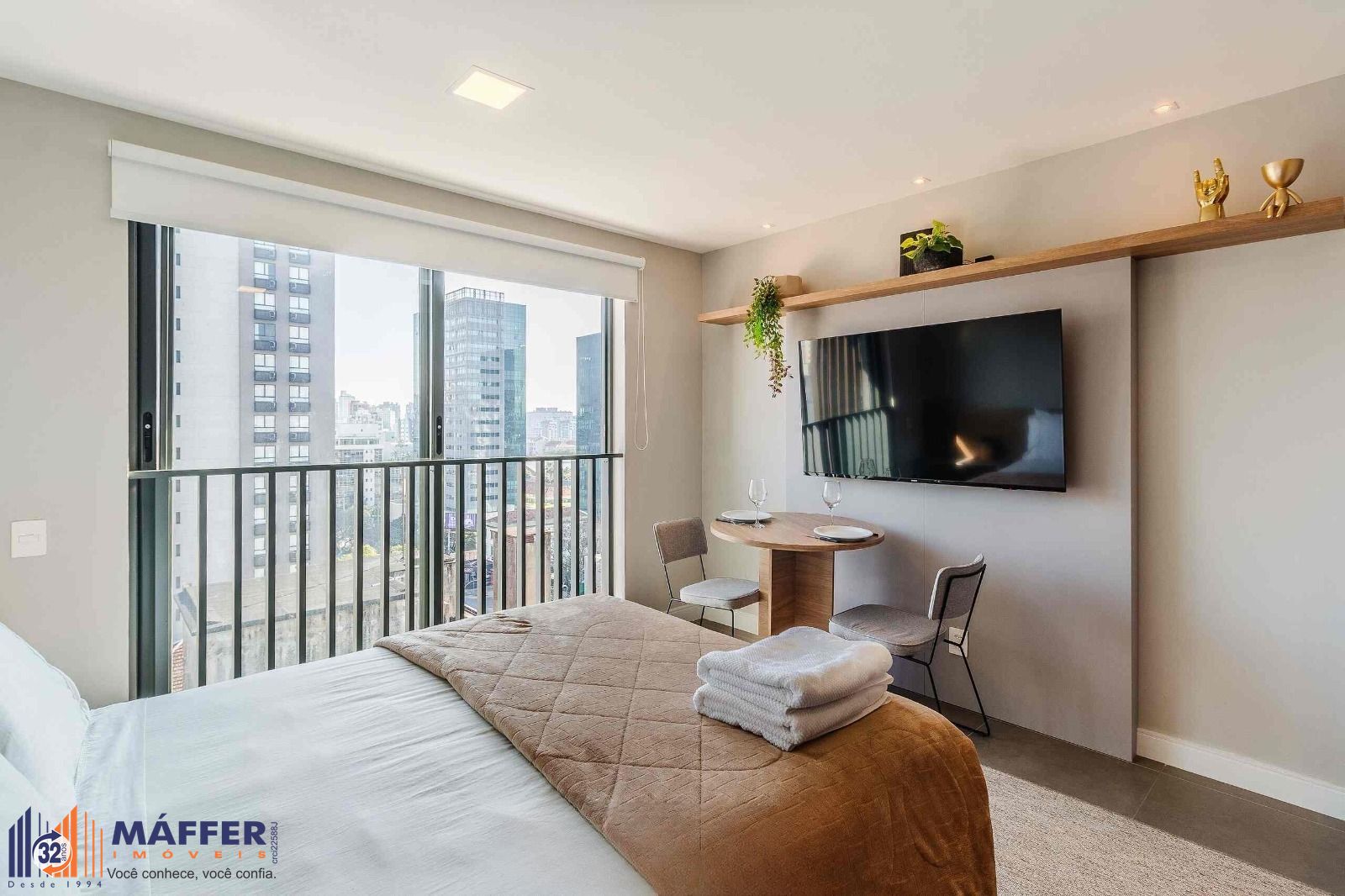 Studio de alto padrão construtivo mobiliado no bairro Moinhos de Vento, planta de 24,25 m² privativos com porcelanato, forro em gesso e aberturas em alumínio com vidros duplos.