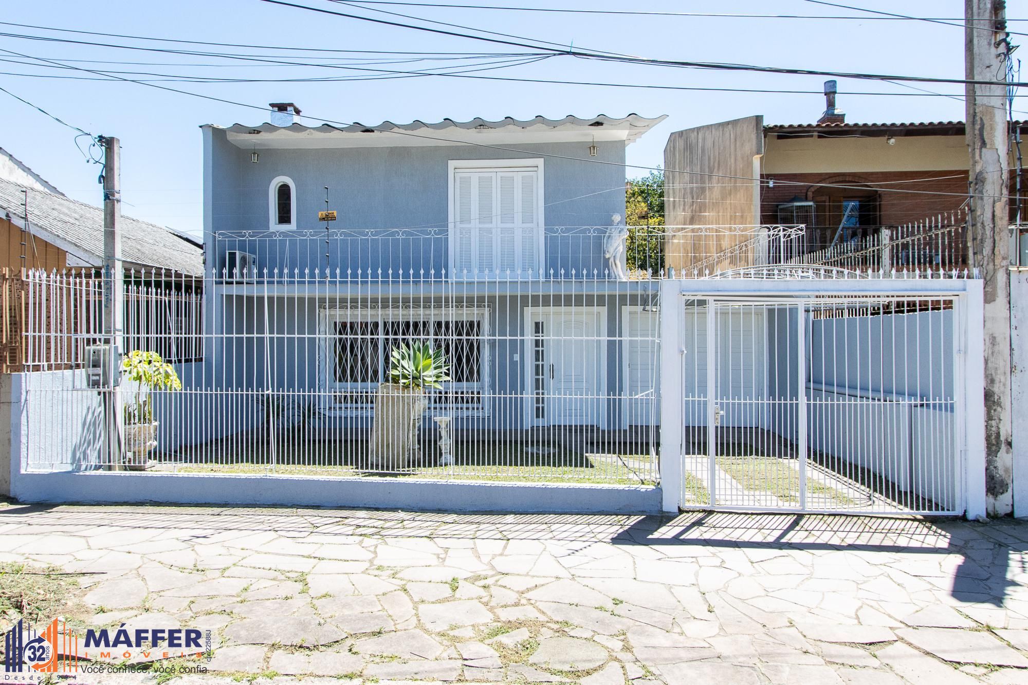 Casa de alvenaria, com 3 quartos, 1 suíte e 3 vagas de garagem.