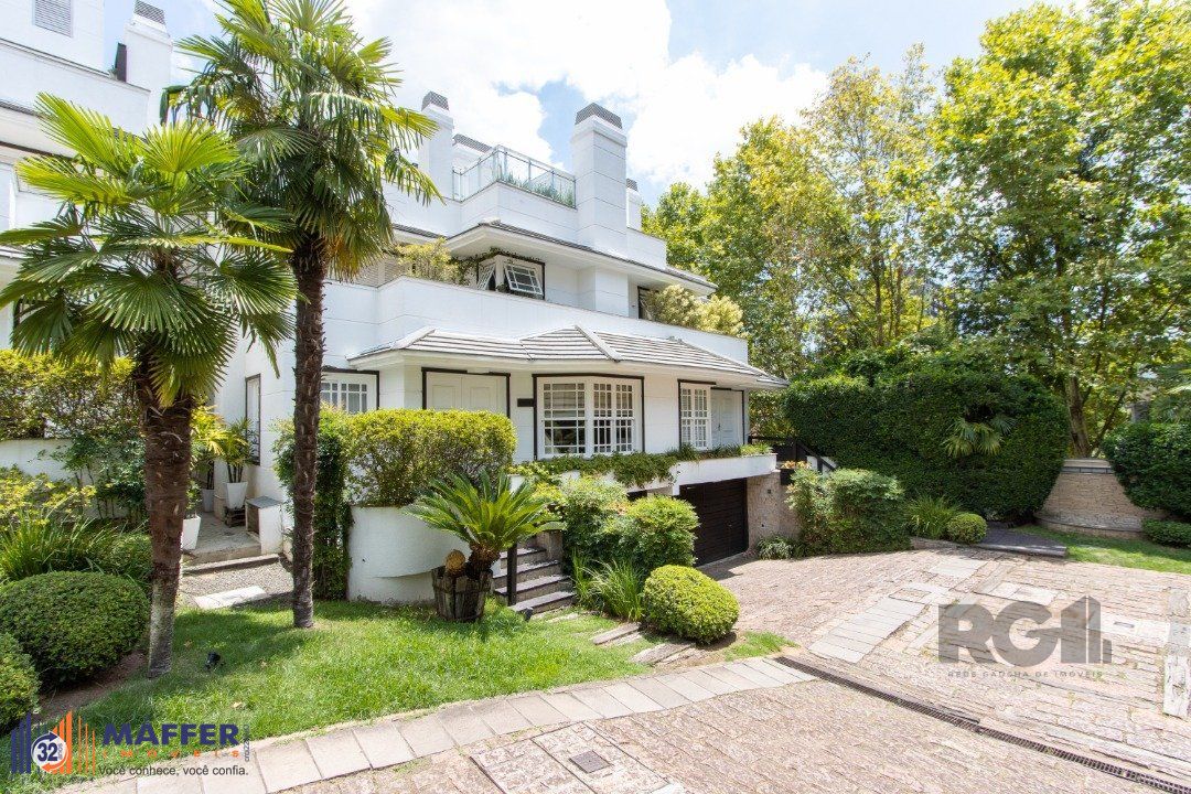 Casa em condominio, mobiliada com 741m² privativos , com 3 suítes- master