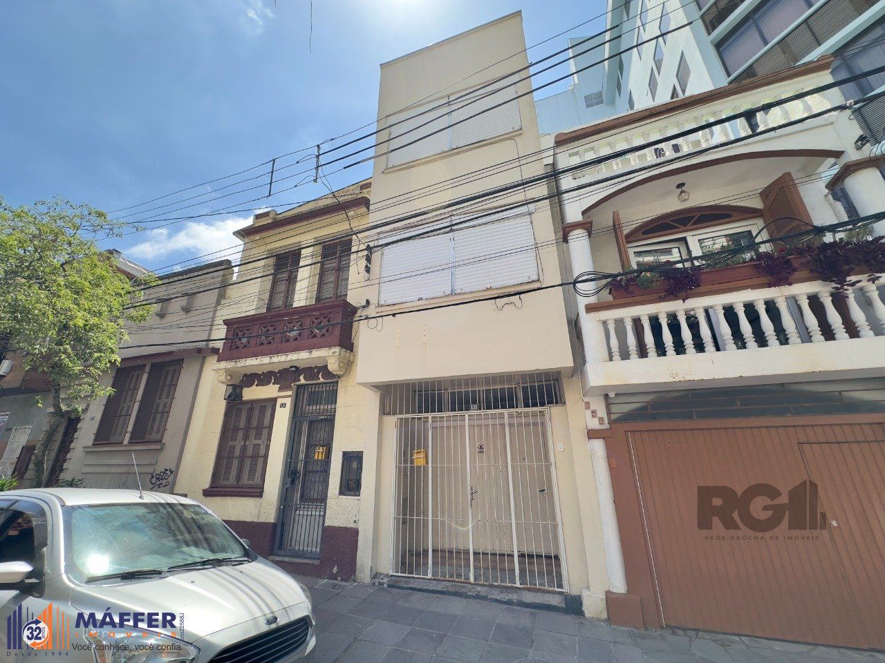 CASA COM 4 DORMITÓRIOS E PÁTIO COM CHURRASQUEIRA NO CENTRO HISTÓRICO