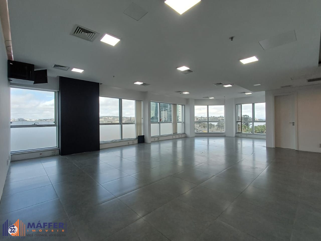 Sala comercial no Cristal Tower. Bairro Cristal. Barra Shopping Sul.