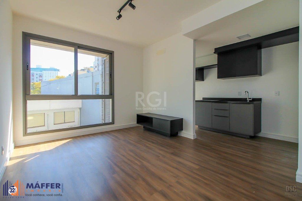 Semi mobiliado 2 quartos (1 suíte) e 1 vaga. Infra completa e ótima localização