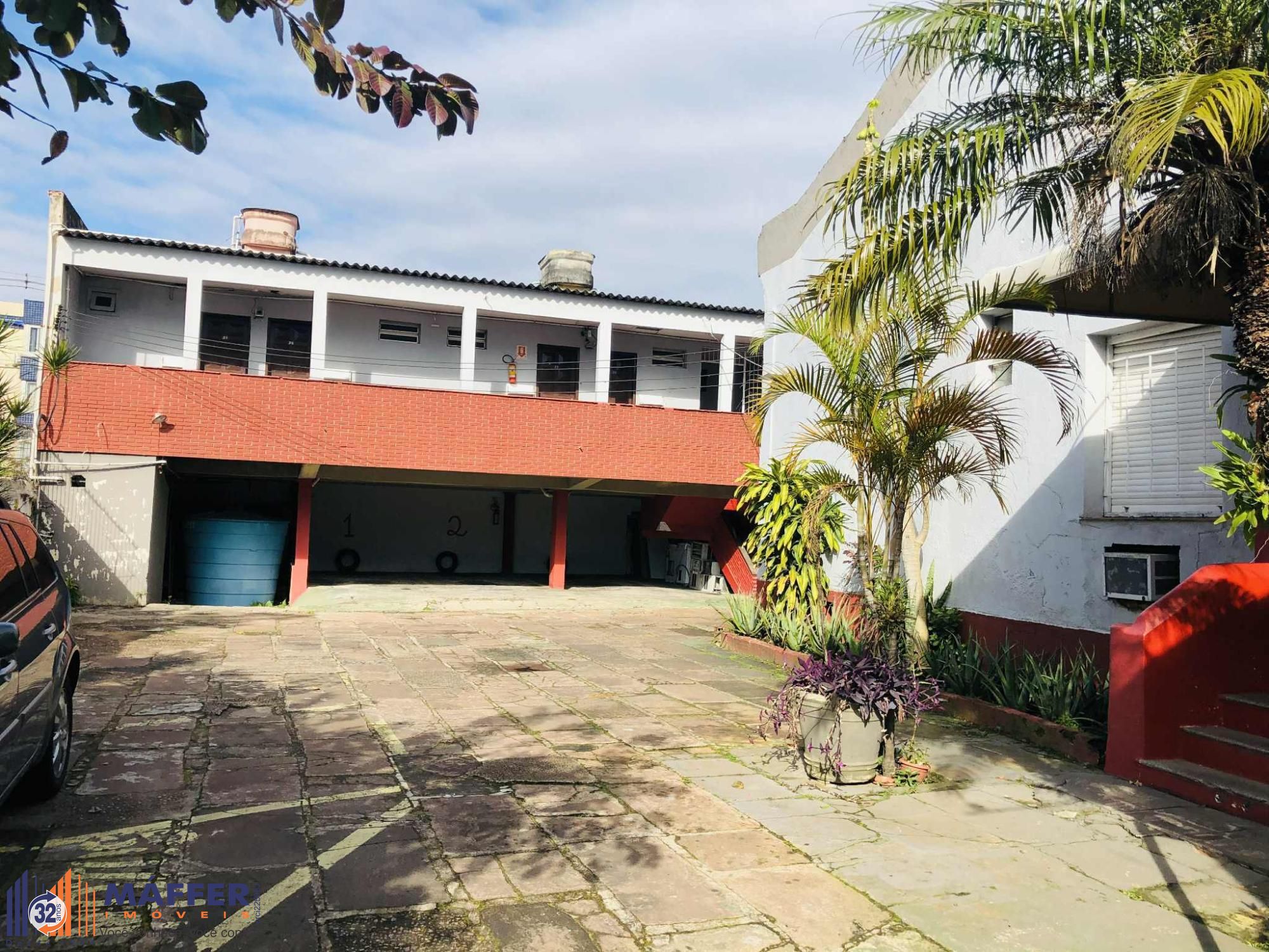 Vende terreno  pronto para construir, esta é a sua chance! Localizado na Avenida Bento Gonçalves, Porto Alegre/RS, terreno que mede 22m² de testada, com frente a fundos de 58m², com fundos para Gomes Jardim.
