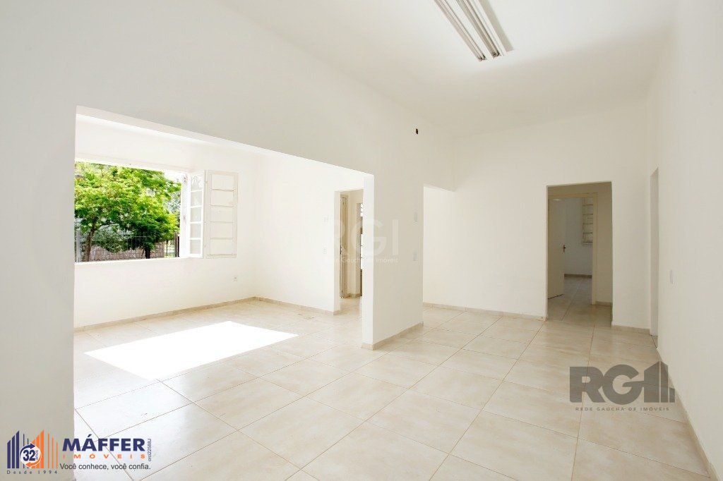 Prédio 3 andares. Composto de salas e apartamentos