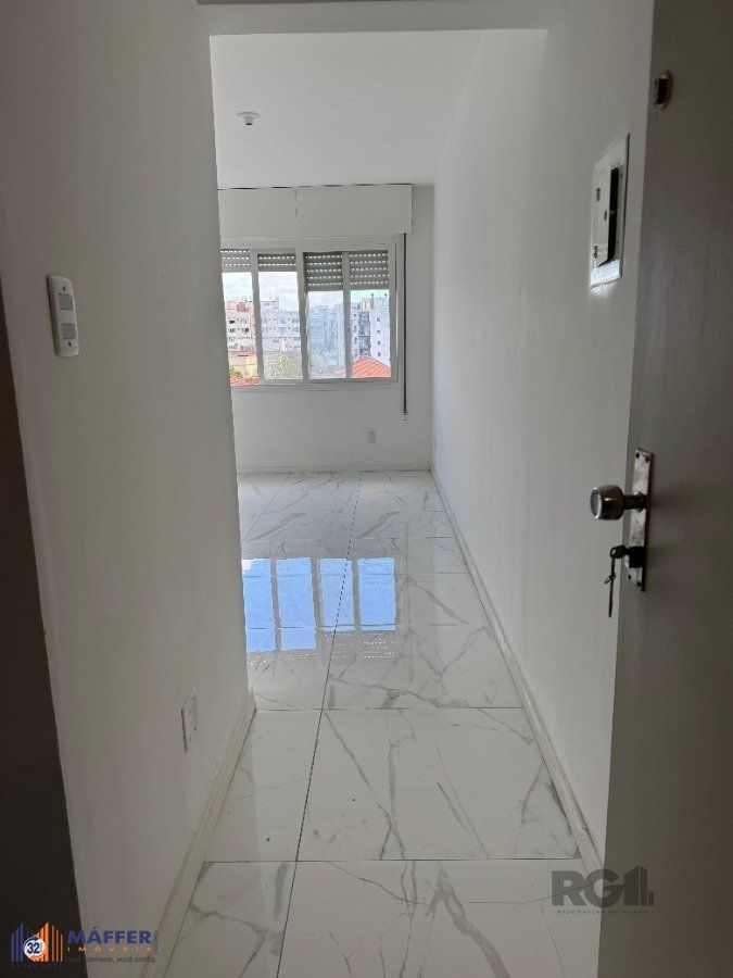 Apartamento com 54,70 m² de área privativa com dois dormitórios, sala, cozinha e área de serviço. Reformado. Piso porcelanato