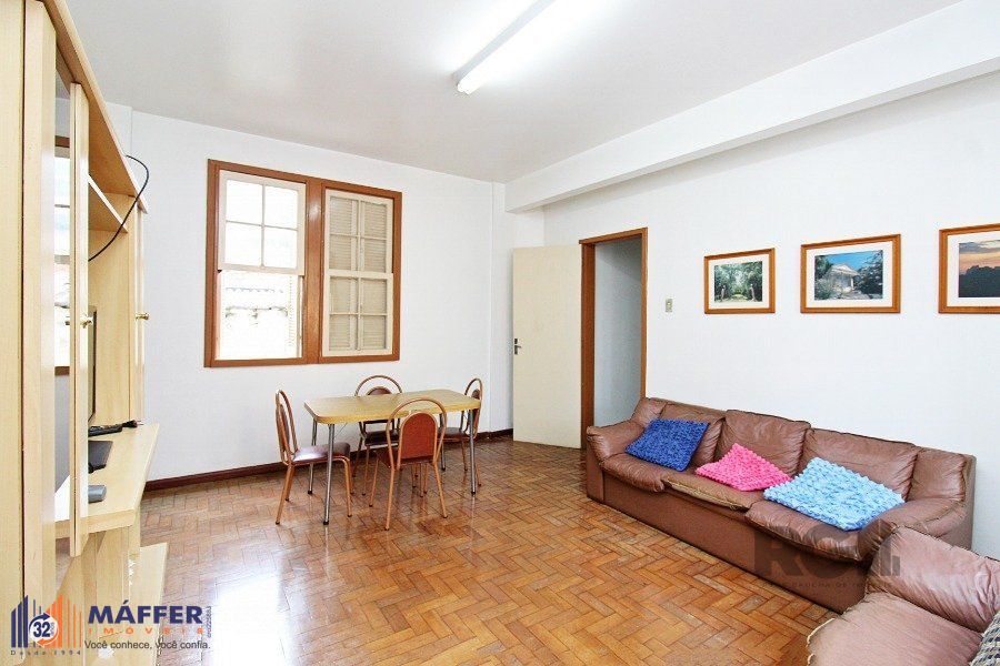 Apartamento a venda na Avenida Alberto Bins com 4 quartos, 2 banheiros, elevador, frente a fundos,  no coração do Centro Histórico de Porto Alegre