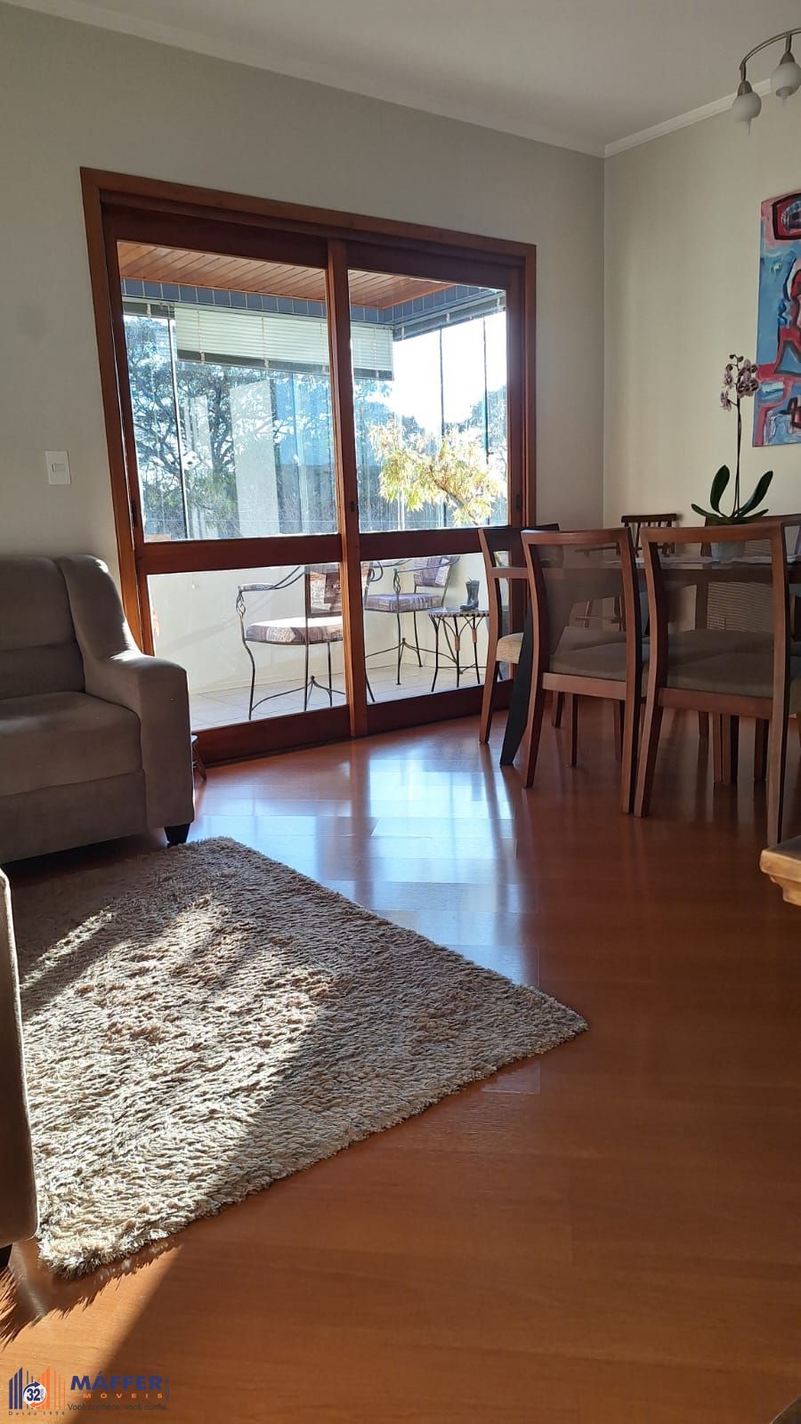 Apartamento de 2 domitórios, com varanda, churrasqueira, 2 vagas.