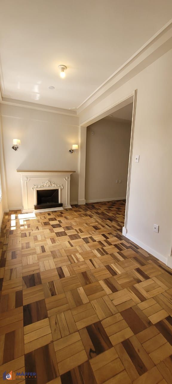 Venda apartamento totalmente reformado, 3 dormitórios living amplo, ótima iluminação, lareira ecológica, centro histórico