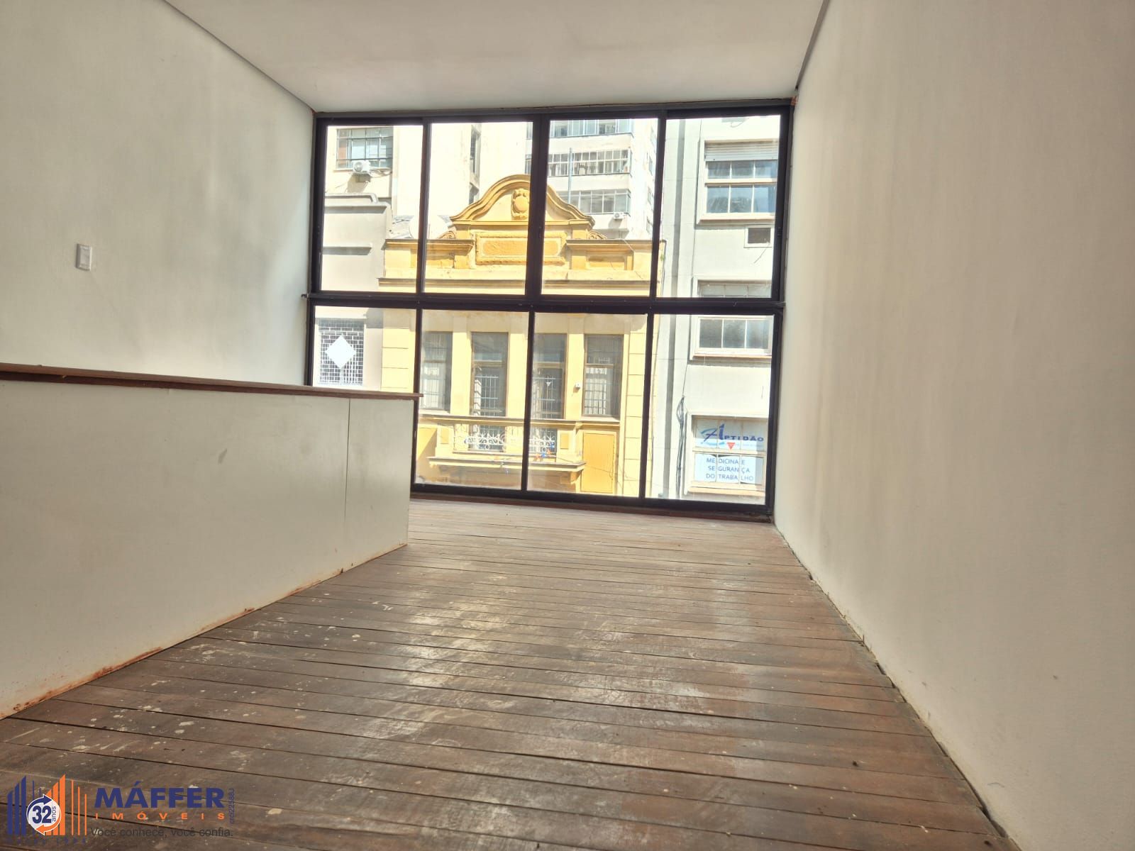 Prédio comercial com 3 andares