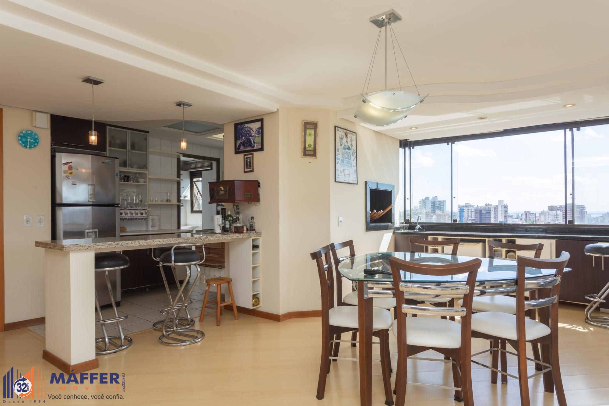 Apartamento 2 dormitórios  sendo 1 suíte e 3 vagas no Petrópolis.
