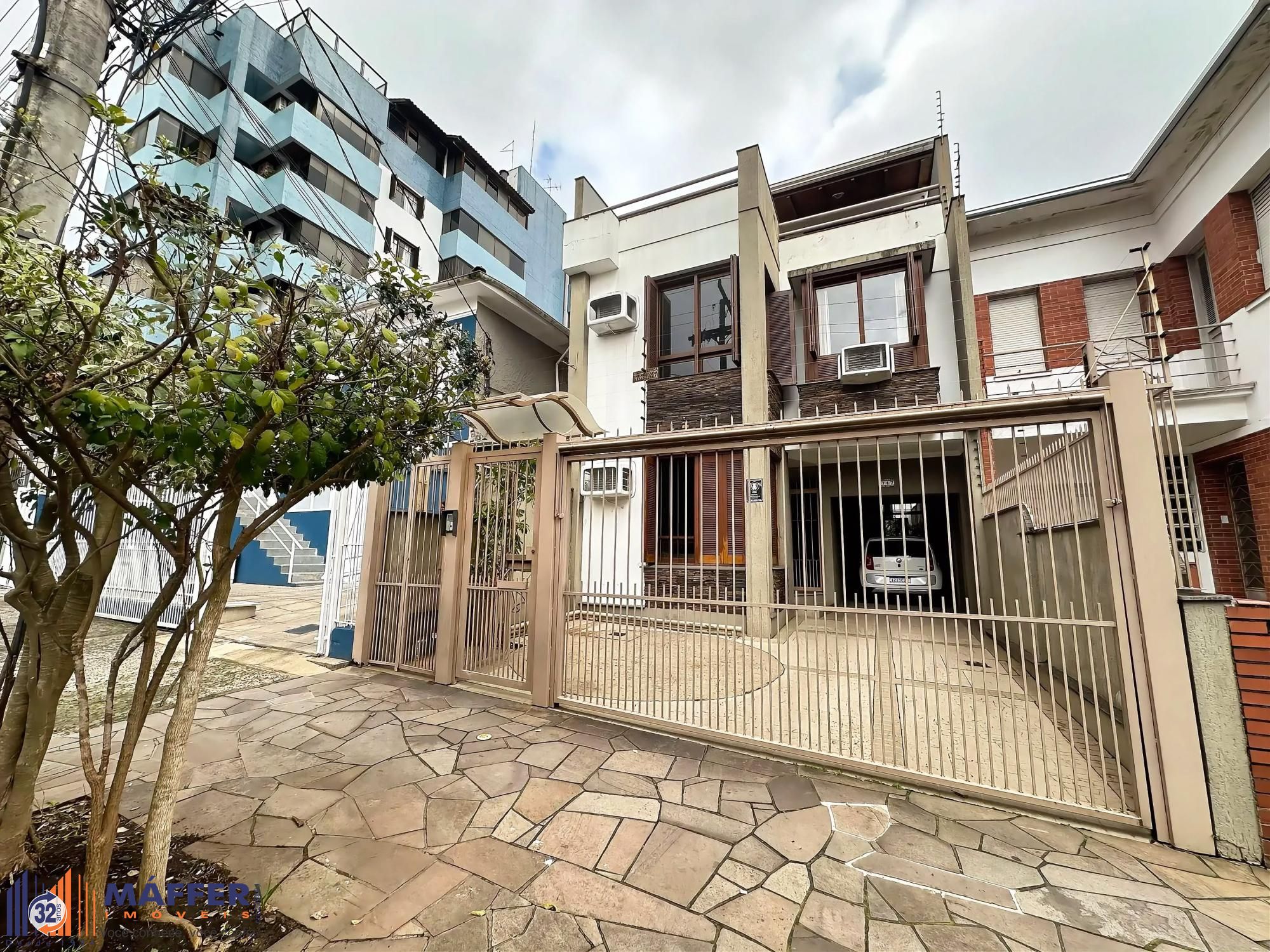 Casa com 4 dormitórios e 309m² à venda em Floresta, Porto Alegre.