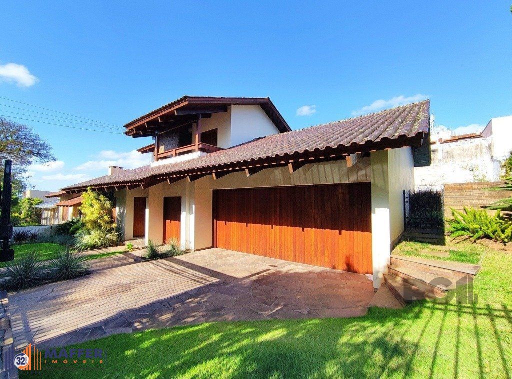 Excelente casa de 300m² com 03 dormitórios sendo 02 suítes.