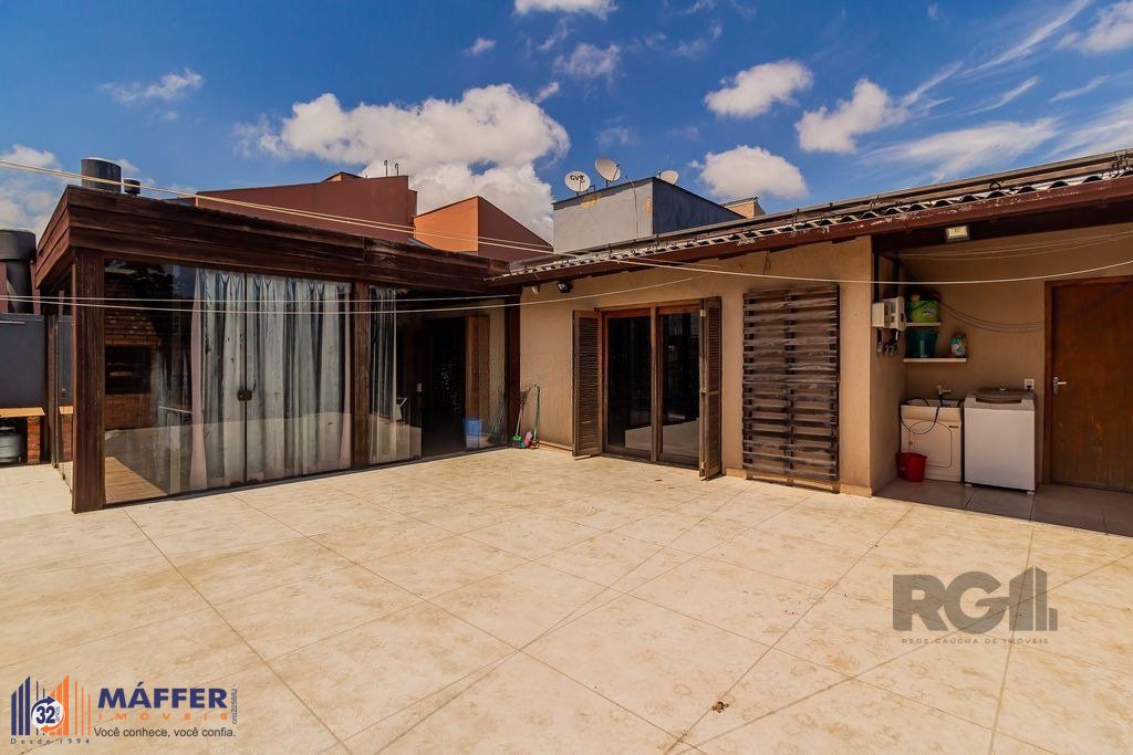 Cobertura 251m², 3 dormitórios, 2 vagas no bairro Teresópolis