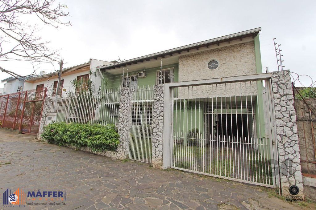 Casa com 5 suítes, 7 banheiros, 4 vagas no bairro Partenon