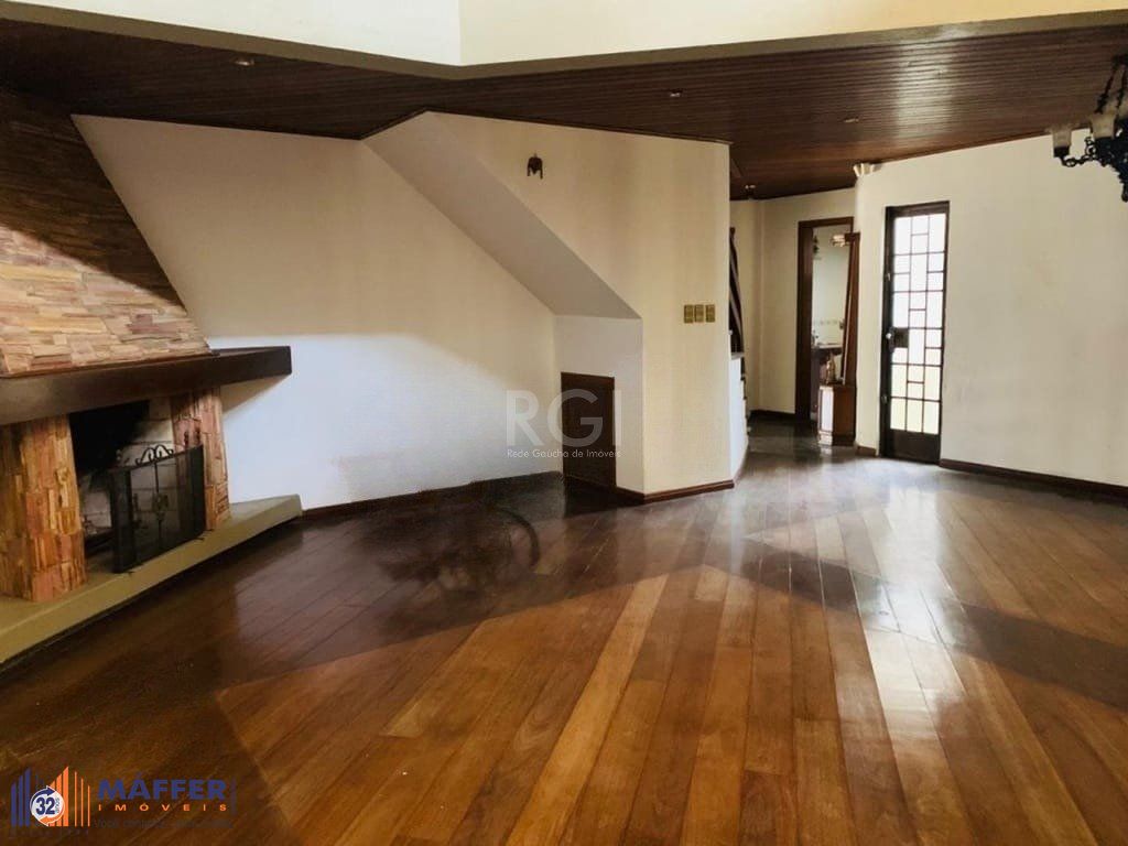 Encantadora residência com 03 dormitórios sendo 01 suíte e piscina.