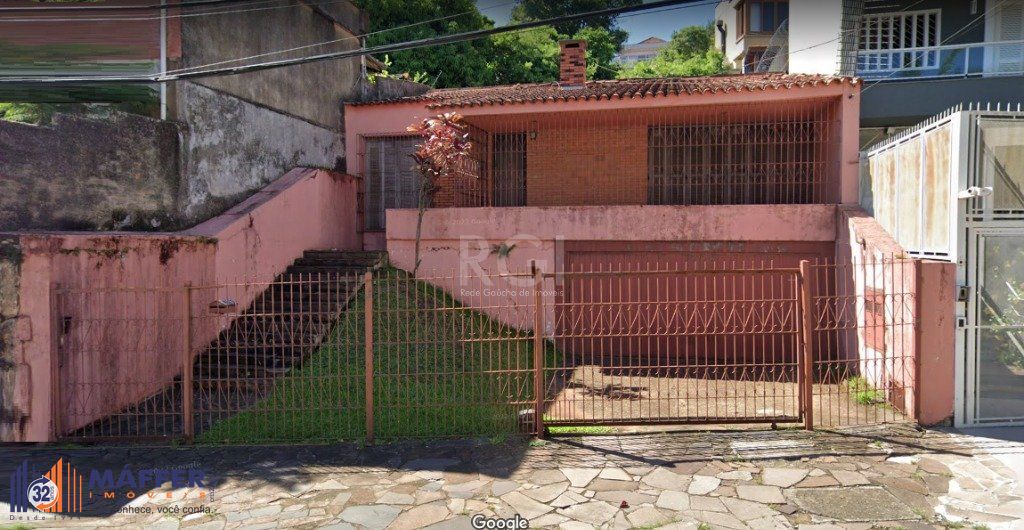 Casa com 03 dormitórios, churrasqueira, pátio com piscina e 5 vagas de garagem no bairro Menino Deus