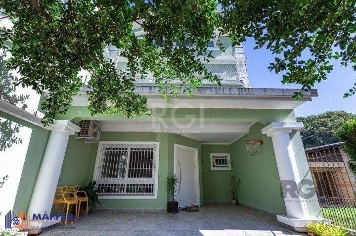 Casa com 03 dormitórios, 01 suíte, pátio, terraço com churrasqueira e vaga de garagem para 03 carros no bairro Ipanema