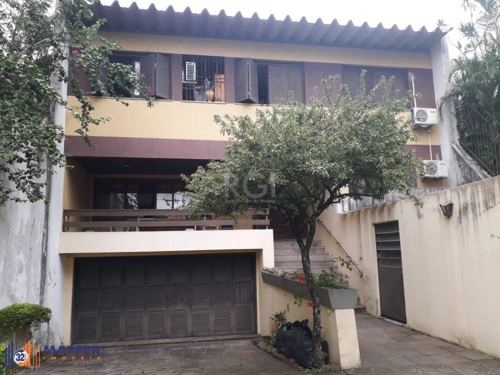 Casa para Venda - 311m², 4 dormitórios, sendo 2 suites, 4 vagas - Glória