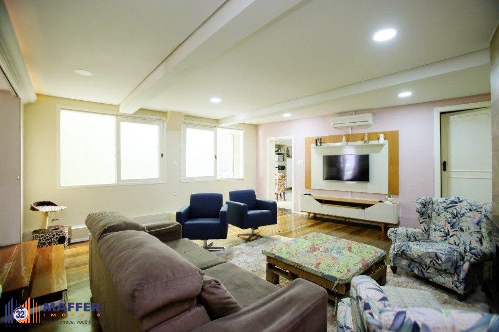 Excelente casa de 235m² com 4 dormitórios e 3 vagas no bairro Azenha.