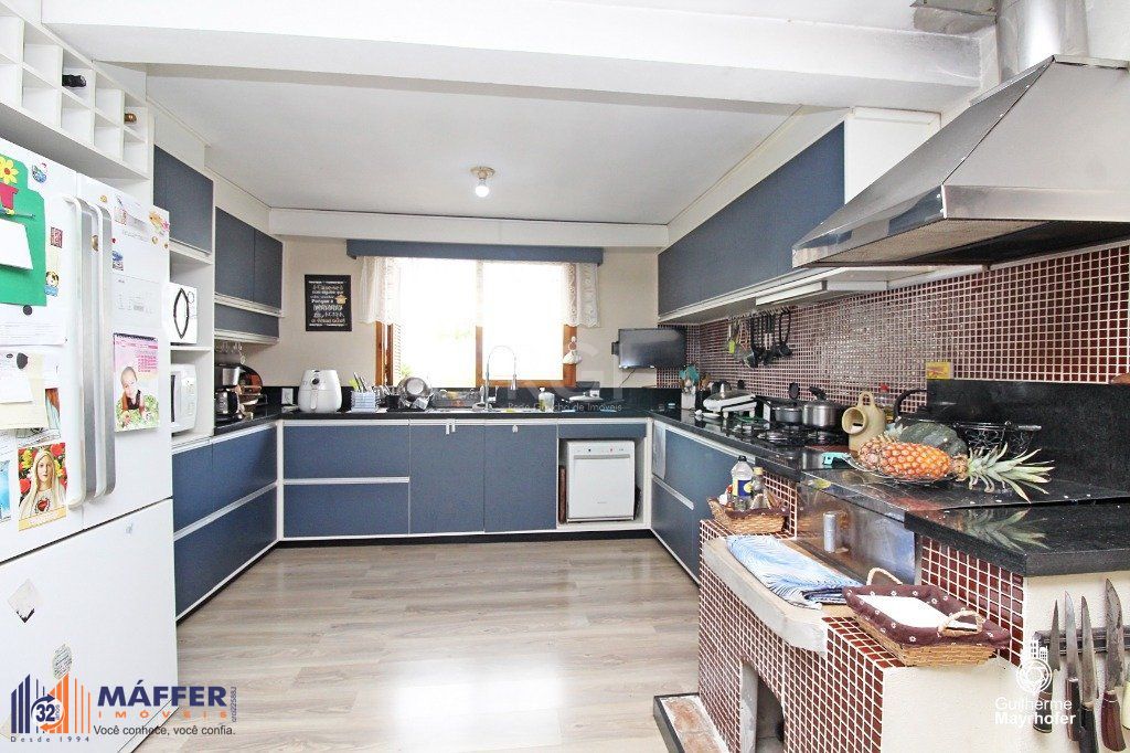 Casa para Venda - 220m², 2 dormitórios, sendo 2 suites, 3 vagas - Teresópolis