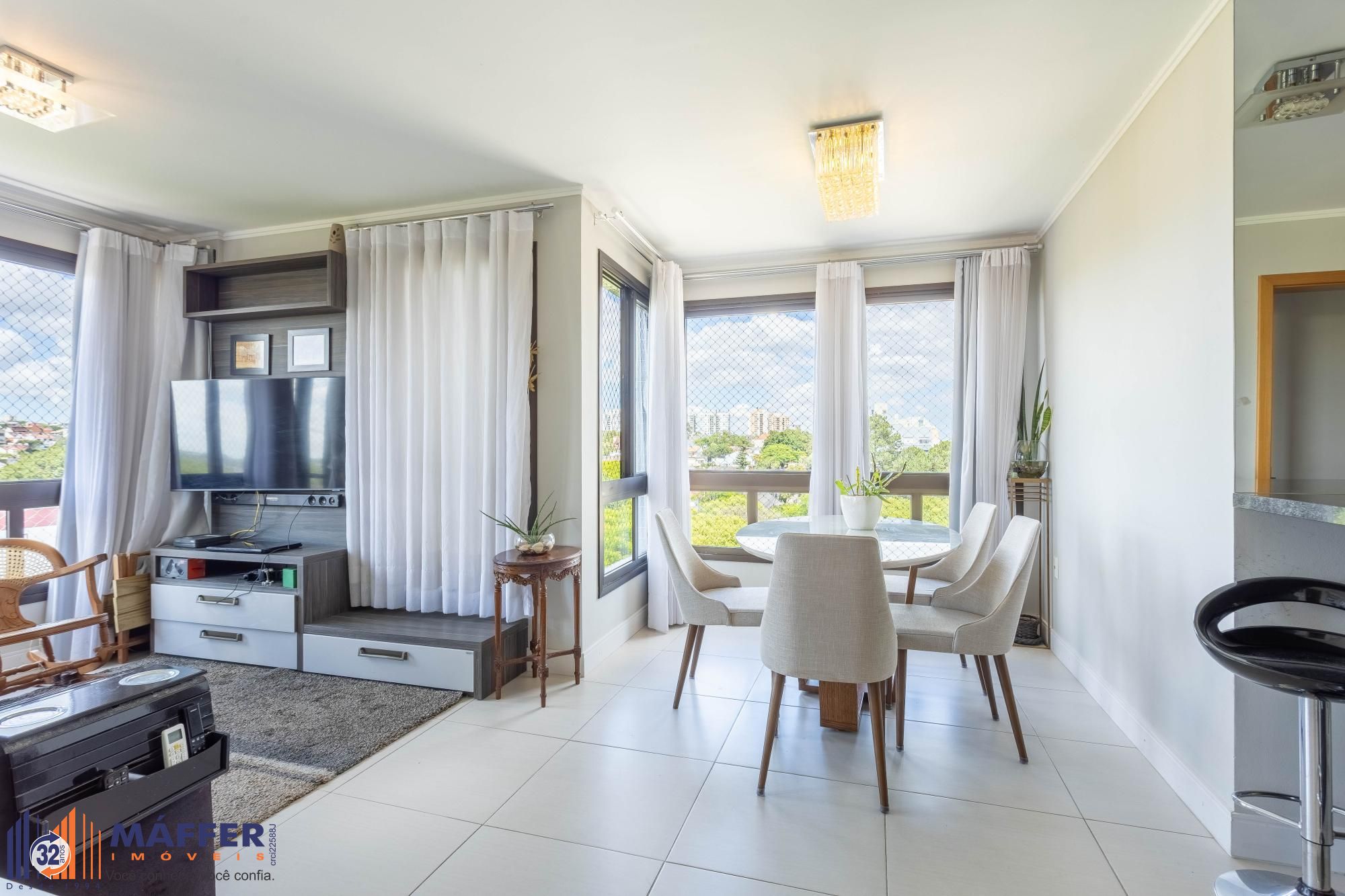 Apartamento à Venda com 2 Dormitórios (1 Suíte) e 2 Vagas Cobertas - Vila Ipiranga, Porto Alegre/RS