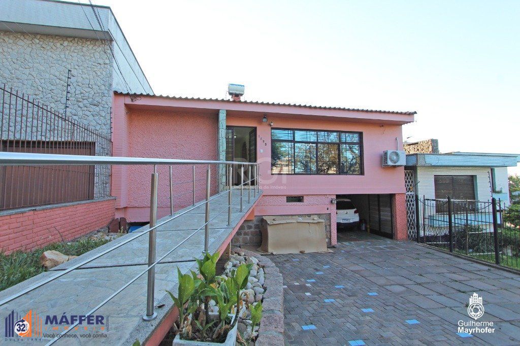 Casa para Venda - 500m², 5 dormitórios, sendo 2 suites, 5 vagas - Menino Deus