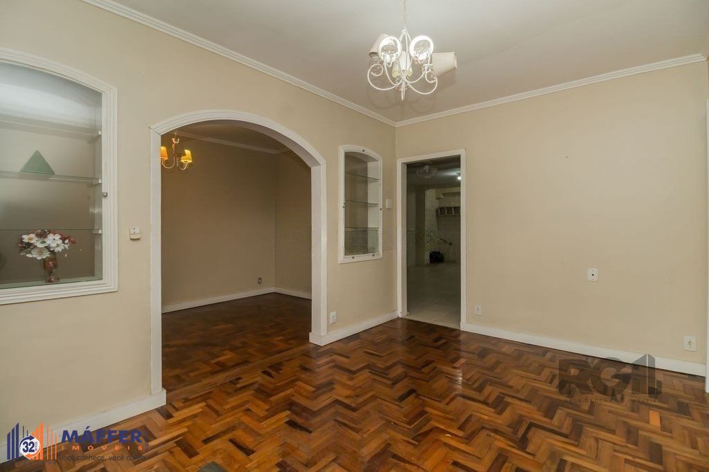 Excelente casa de 389,53m² com 8 dormitórios e 3 vagas.