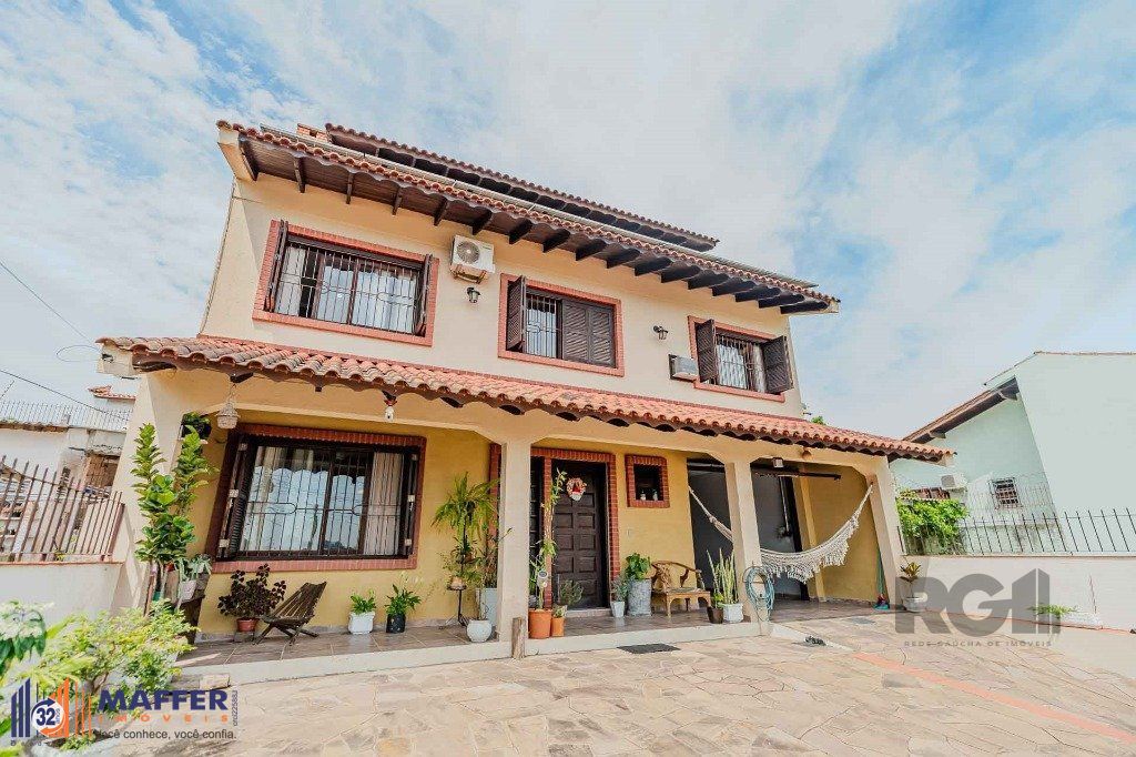 Casa com 234m², 3 dormitórios, 3 vagas no bairro Partenon