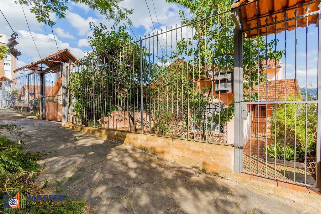 Casa de 6 dormitórios à venda No Bairro Jardim do Salso - Porto Alegre