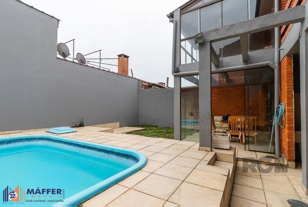 Casa de 245m² com 5 dormitórios no bairro Sarandi
