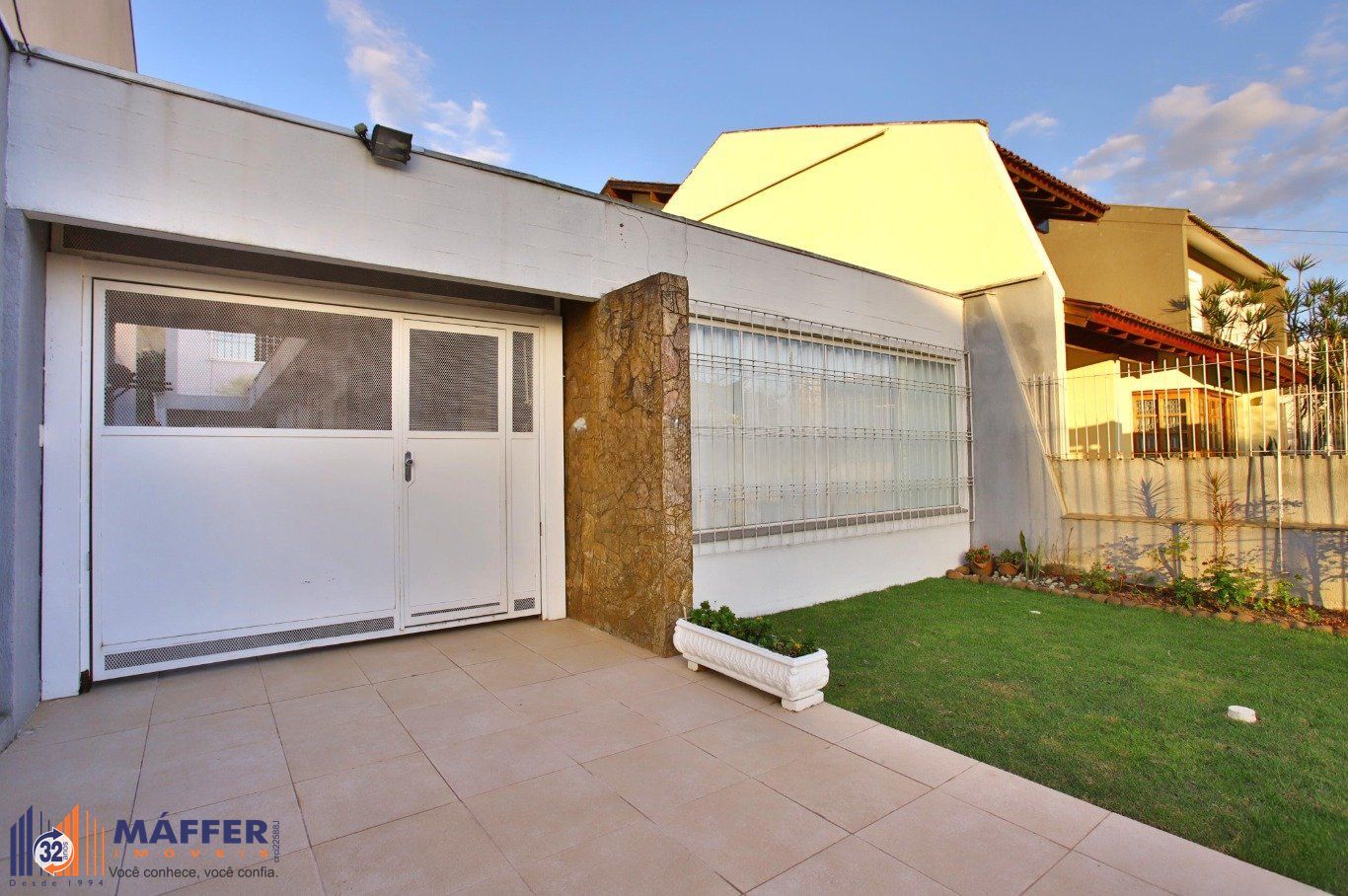 Casa com Edícula nos fundos, total de 5 dormitórios no Bairro gloria.