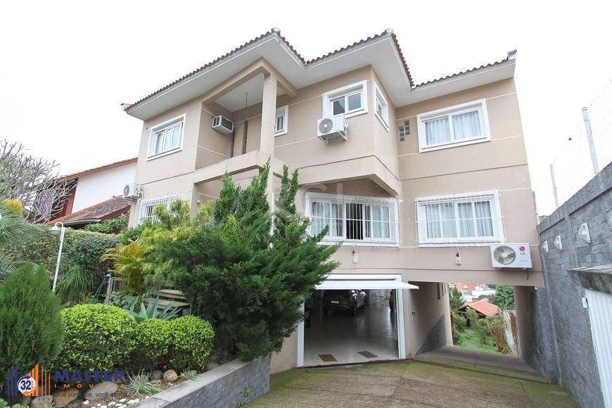 EXCELENTE CASA COM 4 DORMITÓRIOS, 6 VAGAS DE GARAGEM E VISTA PANORÂMICA.